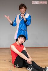 体育座りで揺れてるジャニーズJr.のイメージ　撮影／齋藤周造
