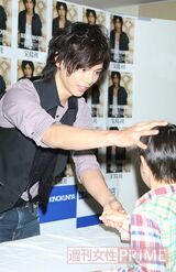 ’08年12月、写真集発売記念イベントにて。仮面ライダー効果か子供のファンも多かった