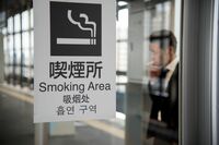 公務員の場合は年間15億円の税金の無駄に!煙者の「タバコ休憩」に不満の声