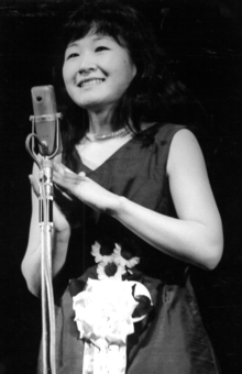 東大在学中の'65年、『第2回日本アマチュアシャンソンコンクール』で優勝。ゼミ以外は学校へ行かず、銀座のシャンソンの殿堂「銀巴里」に出演も