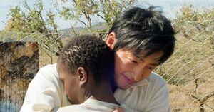  ’87年、大学病院からケニアの研究施設に派遣された航一郎（大沢）。研究と臨床を行っていた彼に、現地の赤十字病院から1か月の派遣要請を受ける。そこは少年兵を含め、戦場で重傷を負った人たちが運び込まれる場所。麻薬を注射され、戦場に立たされた少年兵・ンドゥングとの出会いが、彼の人生に静かに影響を与え始めた……。2015年3月14日（土）公開 Ⓒ2015「風に立つライオン」製作委員会