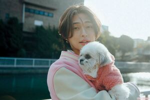 彼女（愛犬・ネム）と川沿いを散歩。ピンクのリンクコーデを意識　撮影/北浦敦子