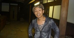  4月3日、店の前での直撃取材に笑顔をのぞかせた香田