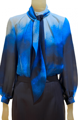 佳子さまが着用された『AKIKO OGAWA』の7万3700円のブラウス（ブランド公式HPより）