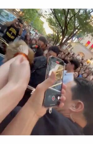 車に乗り込むBTS・Vの髪を鷲掴み〈X（旧Twitter）より〉