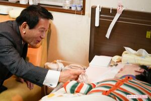 握手を交わす堀江菜穂子さんと杉良太郎さん　