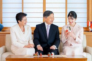 2026年、新年を迎えて。干支にちなんだ“午”の工芸品とともに（宮内庁提供）