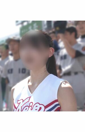 慶応のアルプススタンドには系列校の慶応女子がチアとして参加(編集部で一部加工、SNSより)