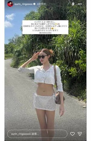 トップスもパンツもかなりのショート丈で、さらに薄手の素材を使用しているため、中の“紐ビキニ”が透けて見えるセクシーなショットを公開した王林(本人のインスタグラムより)