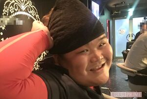 ガールズバーで満面の笑みを浮かべる西容疑者（読者提供）