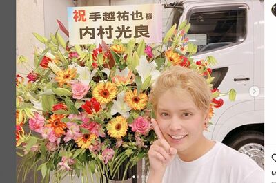 手越祐也のライブに“ボス”こと内村光良が花を贈呈