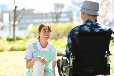 介護ロボットに対する正しい知識を身に着け、現場に合わせて最適な介護サービスを提案する、まさにこれからの仕事だ(写真はイメージです)