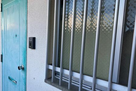 吉田容疑者宅マンションの部屋の窓は、内側から段ボールで塞がれていた