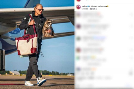 アライグマの置物を小脇に抱えて飛行機を降りるノルウェー代表のアーリング・ハーランド（本人のインスタグラムより）