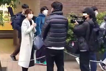 入試の後、密着番組のコメント撮影に笑顔で応じた小倉優子（'23年2月）