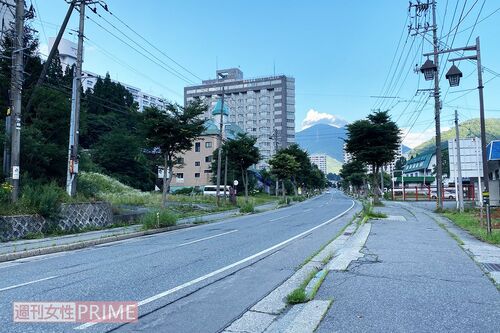 ホテルや旅館、民宿が建ち並ぶ苗場の街並み。観光客の姿はない（'20年8月）