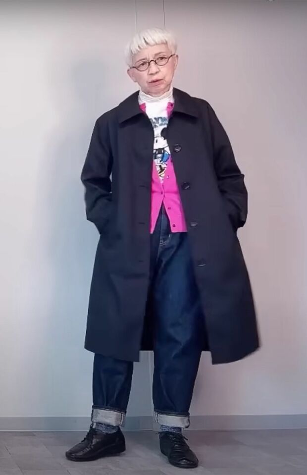 キッズコーナーで見つけたキャラクターTシャツにメンズライクなアウターを重ねて、ポップでハンサムなコーデに♪（写真／林ひろし）『72歳、好きな服で心が弾む、ひとり暮らし』から抜粋