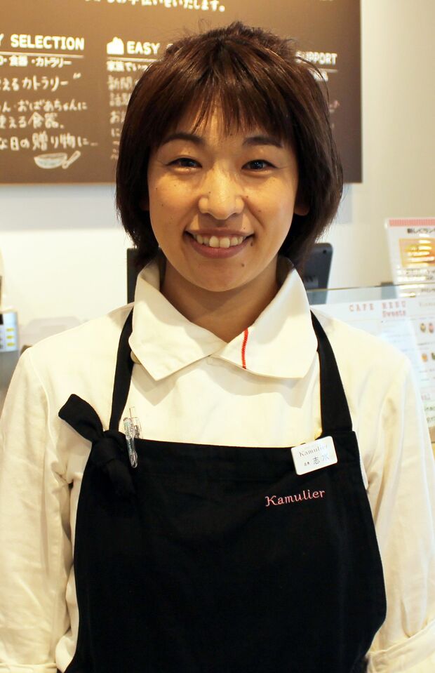 前職はパティシエだった店長の志水さん。歯科助手経験もあり心強い