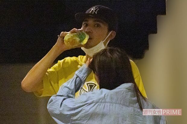 中田圭祐はヤンキースのキャップに黄色いTシャツを着用