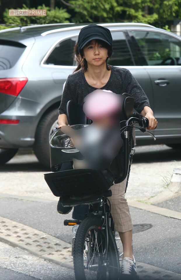 2015年6月、自転車で娘をプレスクールに送る福田萌