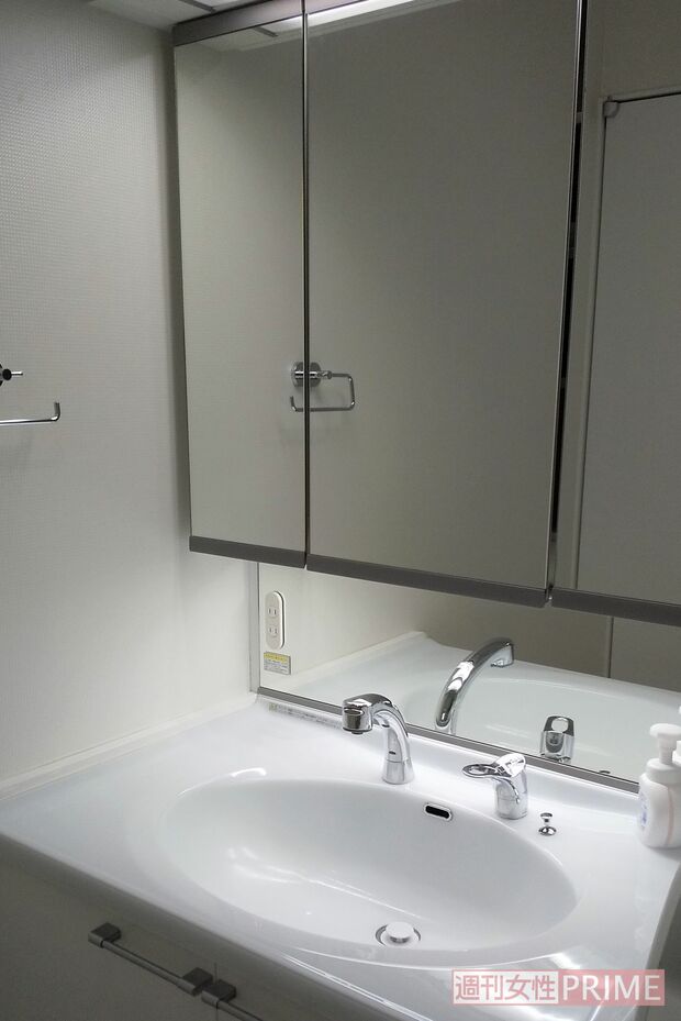 鏡の裏側には、洗面台で使うものだけを収納。洗面台にはハンドソープのみ