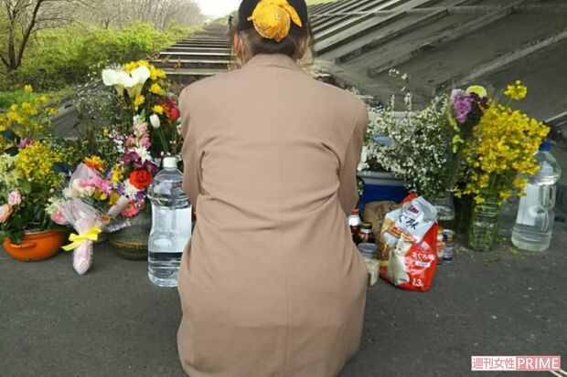 判決が出た渡邉さんの命日に、河渡橋下の献花台に手を合わせ報告するアイさん