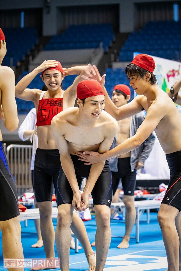 気合を入れる紅組メンバー　撮影／廣瀬靖士