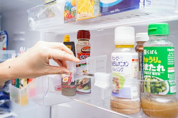 冷蔵庫便利ポケット仕切り伸縮式「ドアポケットに仕切りをつけて、調味料がぐらついたり倒れたりするのを防止。伸縮式ならフィット感も文句なし」110円／セリア　写真／フジモリタイシ、ヒラヤマタイジロー（『スキマをうめる収納ルール』より）