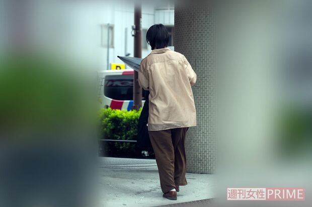 自宅マンションから駅へと向かう加納