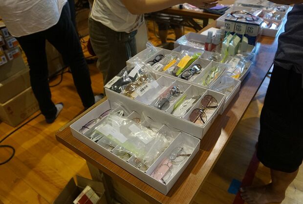 ボランティアが無償で提供を受けたメガネを被災者に渡していた