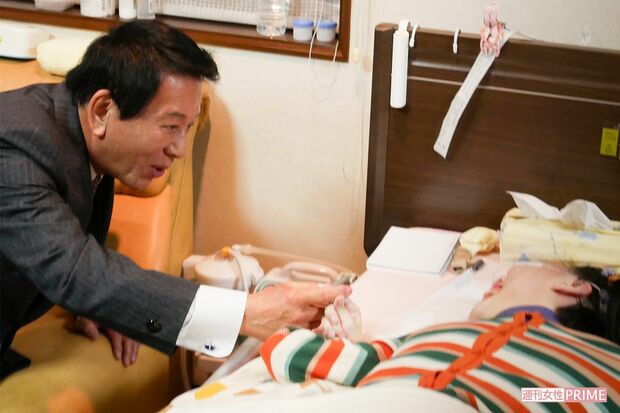 握手を交わす堀江菜穂子さんと杉良太郎さん　