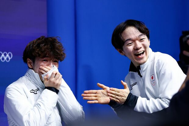 銅メダルが決まり感極まる佐藤駿選手と本人以上に喜ぶ鍵山優真選手（撮影／JMPA）