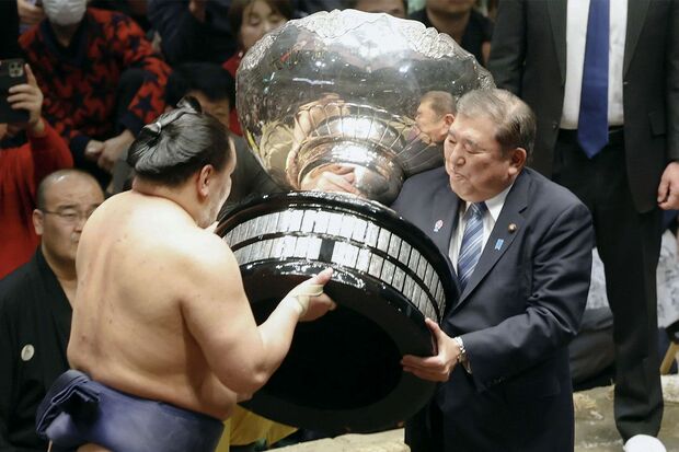前任者の石破茂前首相も出席した表彰式。“ガラスの天井”ならぬ“相撲界の伝統”に高市早苗首相は立ち向かう?