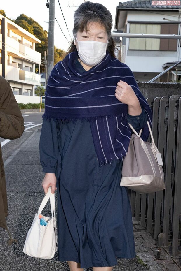 11月初旬の早朝、洋菓子店へ出勤する小室佳代さんを直撃。警備のために警察官2名を出動させていた