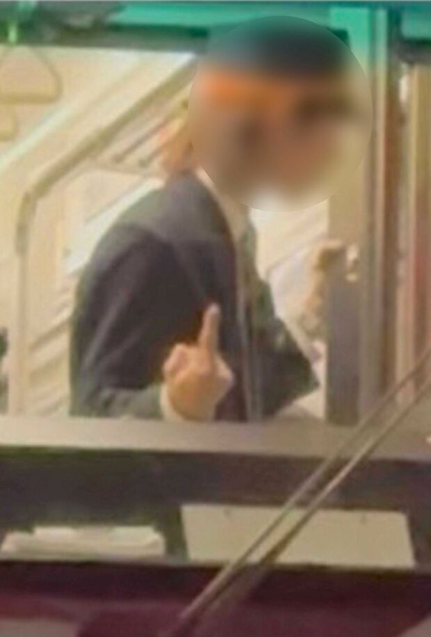 Xで拡散された中指を立てる乗務員（拡散された動画より）