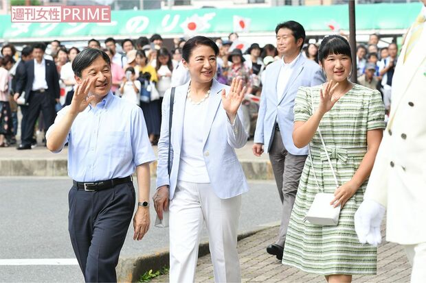 那須御用邸で静養するためJR那須塩原駅に到着したご一家は集まった市民らと40分近くご交流を。令和元（2019）年8月