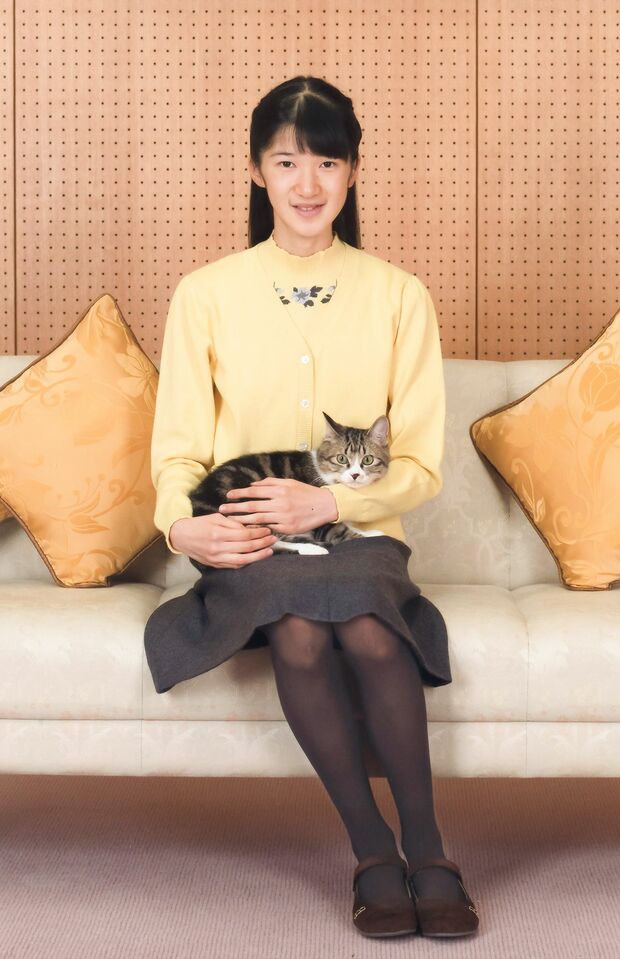 15歳のお誕生日を迎えられた愛子さま（’16年）。膝の上にはオス猫のセブンくんが 写真/宮内庁