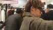 服を物色中の千賀。当日はチェック柄のダウンに黒のパンツ姿。会場には1時間ほど滞在