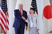 2025年10月28日、日米首脳会談でトランプ米大統領を出迎え、握手を交わす高市早苗首相 撮影/JMPA