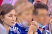 堂安律の両親と現地・カタールで観戦しているところをカメラに捉えられた明松美玖（『AMEBA』より）