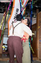 NHK連続テレビ小説『まんぷく』クランクアップセレモニーで長谷川博己と抱擁する安藤サクラ（2019年2月27日）