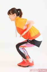 お腹は引っ込めたまま（ドローイン）、息を吸いながらゆっくり【基本姿勢】に戻る。