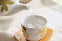 冷え対策だけじゃない!はちみつやしょうが、味噌に大葉、ちょい足し「白湯」で美肌&腸活