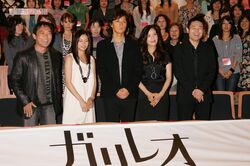 ドラマ第1シリーズの舞台挨拶。右から品川祐、真矢ミキ、福山、柴咲コウ、渡辺いっけい。映画の原作は『沈黙のパレード』