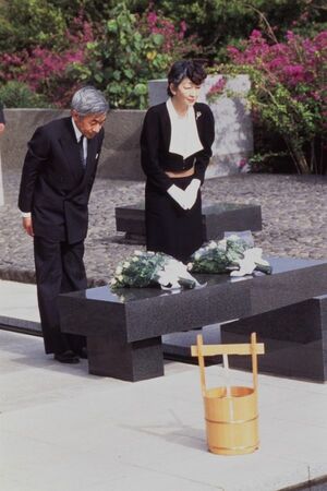 バッシング報道でお声を失っているときにも、激戦地だった硫黄島に(’94年12月)