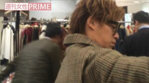 服を物色中の千賀。当日はチェック柄のダウンに黒のパンツ姿。会場には1時間ほど滞在