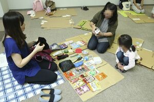 60点もの見本リュックの中身に驚く参加者親子。「他人には不要でもわが家で使うものは入れて」と宮丸さん