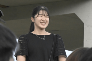 17日、那須どうぶつ王国を訪問された愛子さま。社会人になられ、大人っぽい服装に