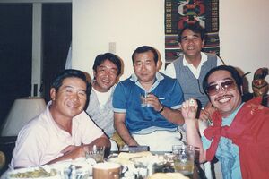 元TBSプロデューサー・副島恒次さん(右端)は巨泉さんが「健康とプライベートは大事にしろよ」と話してくれたという