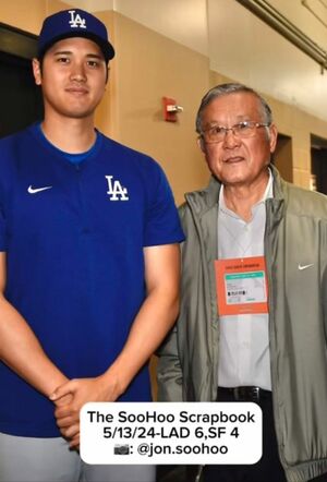 大谷翔平と日本人初メジャーリーガーの村上雅則さん（ドジャース専属カメラマンのインスタグラムより）